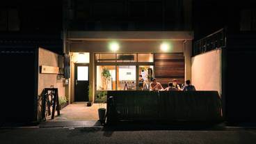 施設の正面 (日没後) / 2