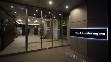 施設の正面 (日没後) / 5