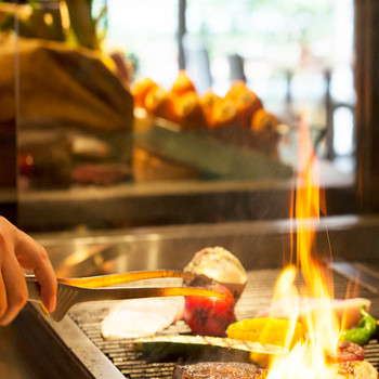 ライブキッチンの焼き立てグリル料理が魅力的4574156