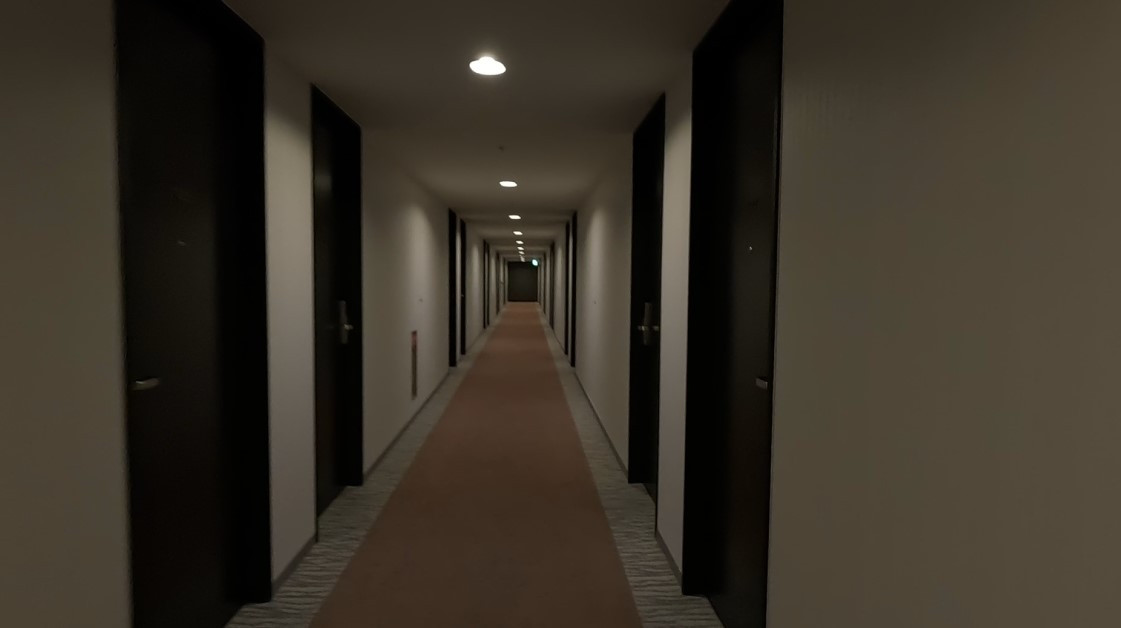 廊下も普通のビジネスホテルでリゾート感はゼロ