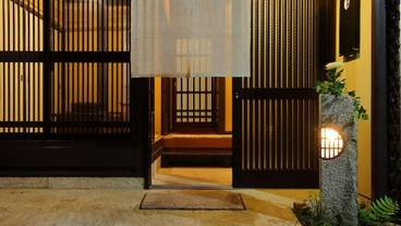 施設の正面 (日没後) / 2