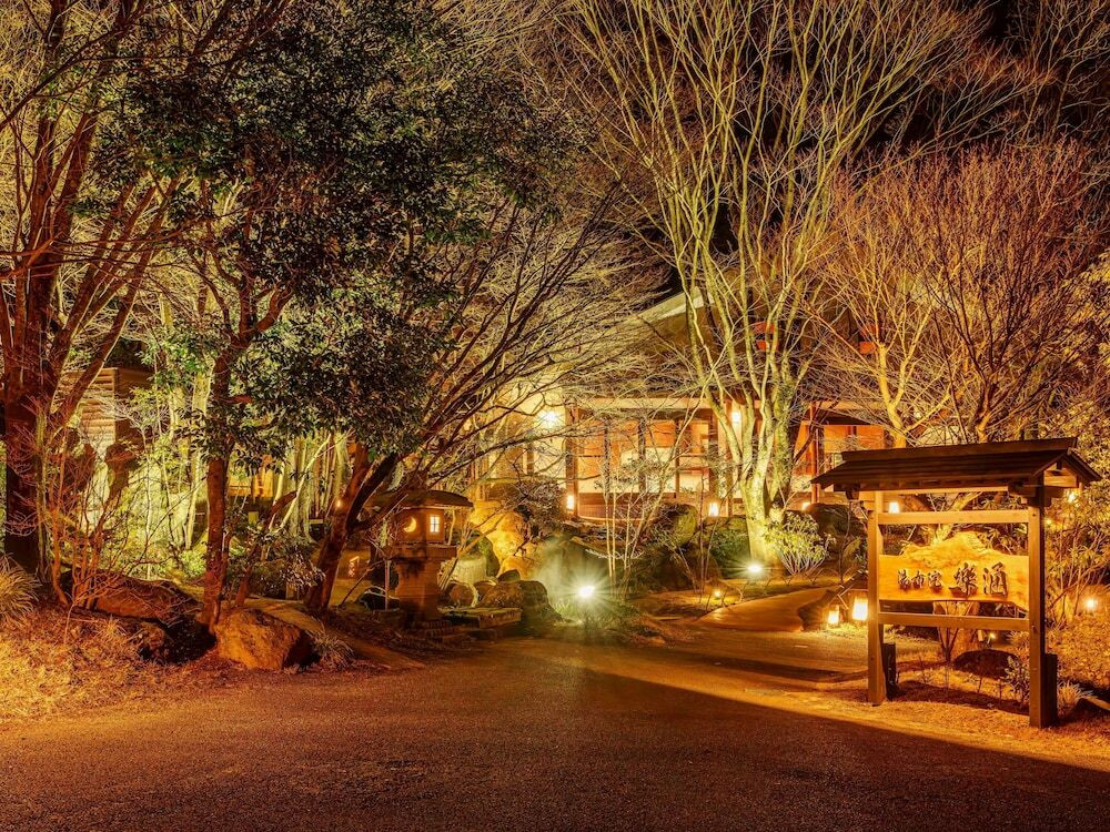 施設の正面 (日没後)