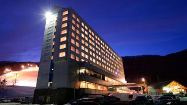 施設の正面 (日没後) / 4