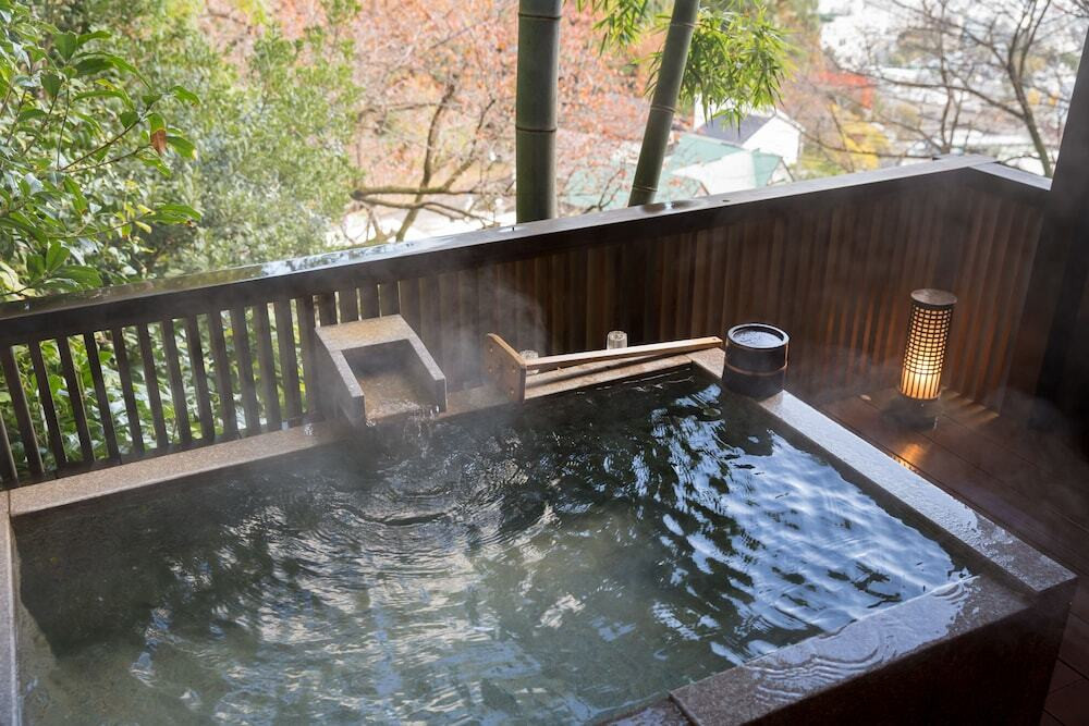 やわらかな照明の中で、美しい景色を2人で満喫3546884