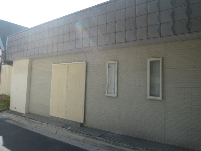 新島の本村の中央通りから、南側に入ると、道路沿いにあります。