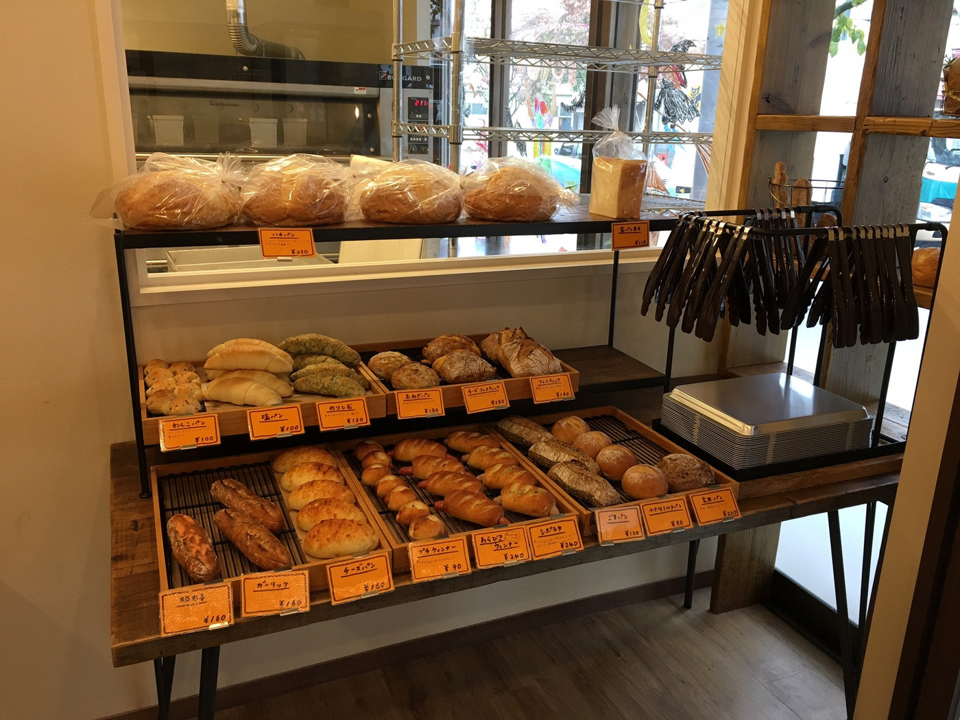 ハード系を中心に、パン好きの心をくすぐル商品が並びます1394038
