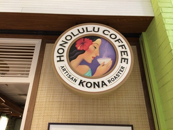 「ホノルルコーヒー ダイバーシティ東京プラザ店」外観 1084157 目立つロゴです