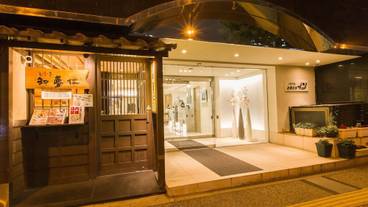 施設の正面 (日没後) / 1