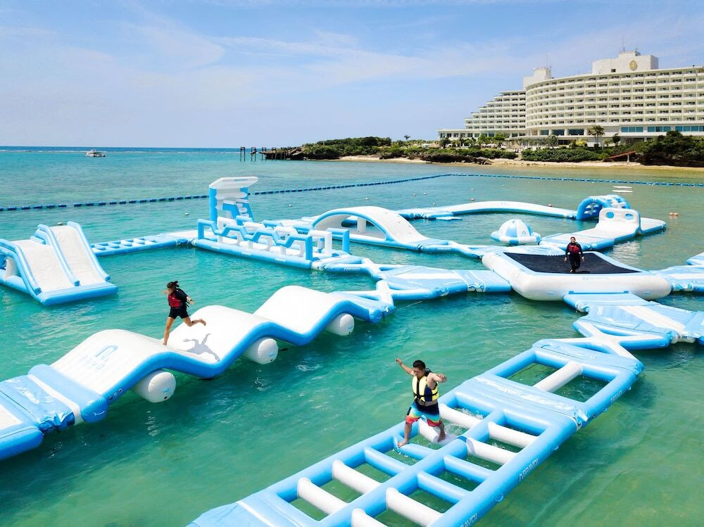 屋外キッズプールや海上アスレチックで遊べる！キッズフレンドリーなホテル4772219