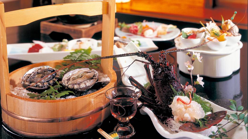 伊勢海老にアワビ！
豪華な海の幸の夕食 / 1