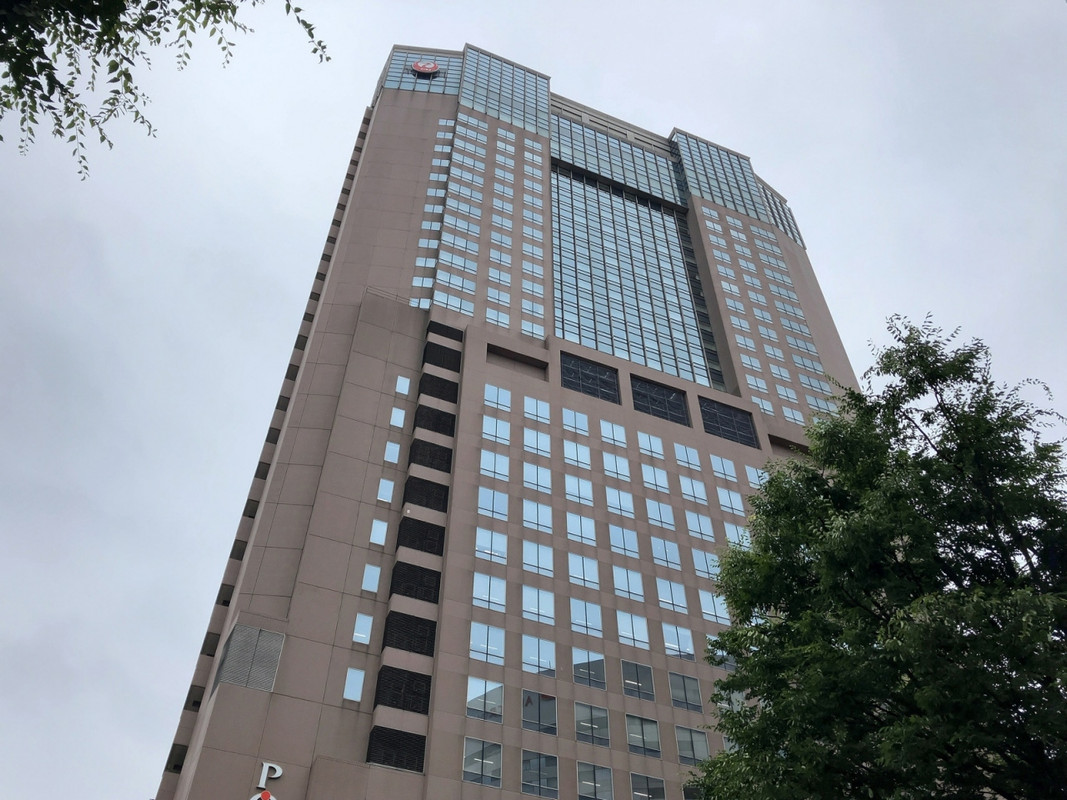 金沢駅前に聳える高層建築です