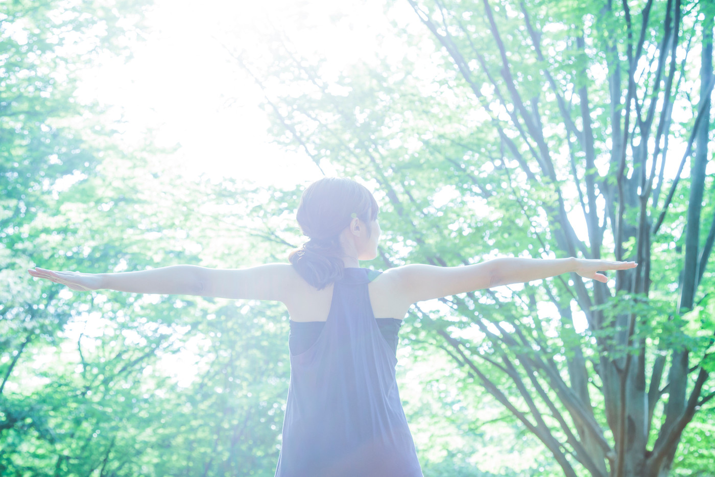 ヨガ　ピラティス　フィットネス　女性　エクササイズ