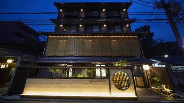 施設の正面 (日没後) / 5