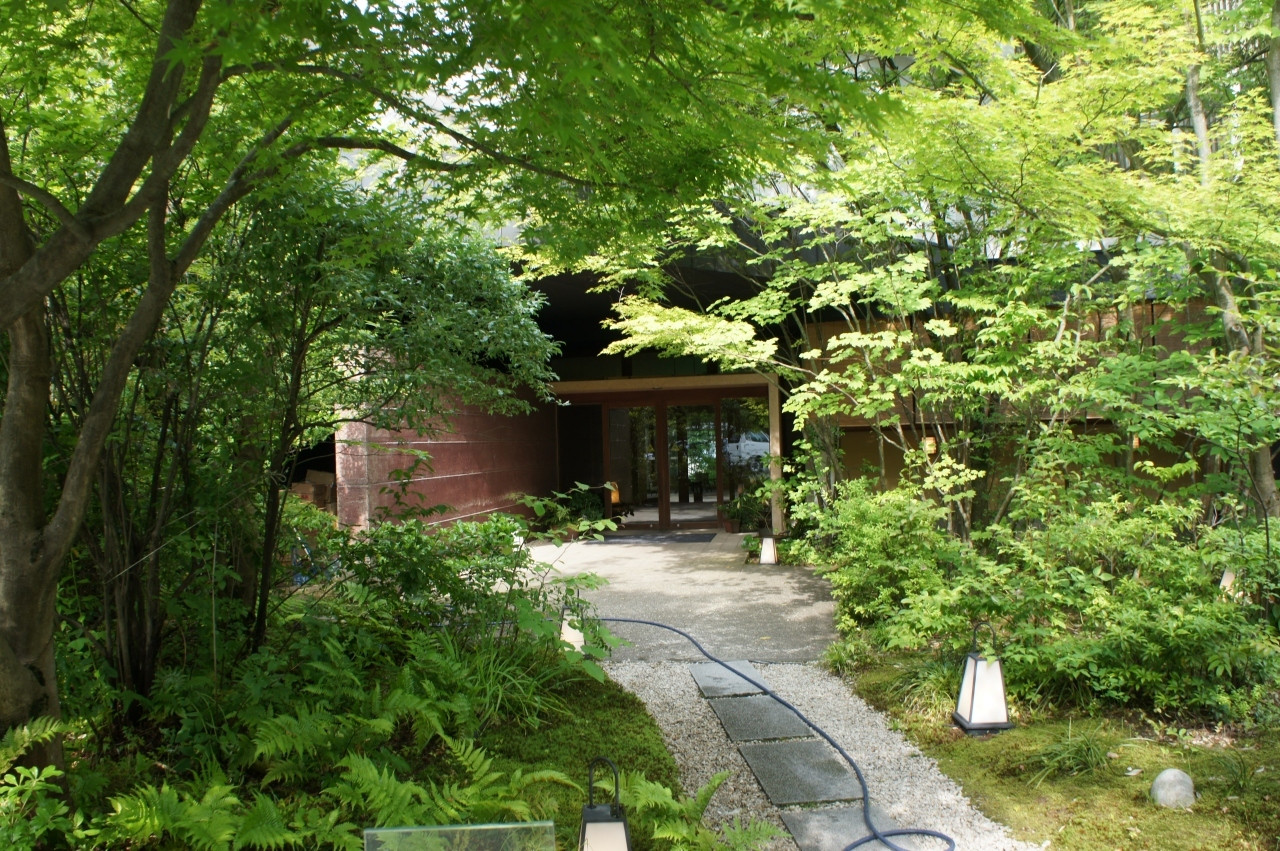 山庭を囲むように佇む16室の静かな温泉宿4253585