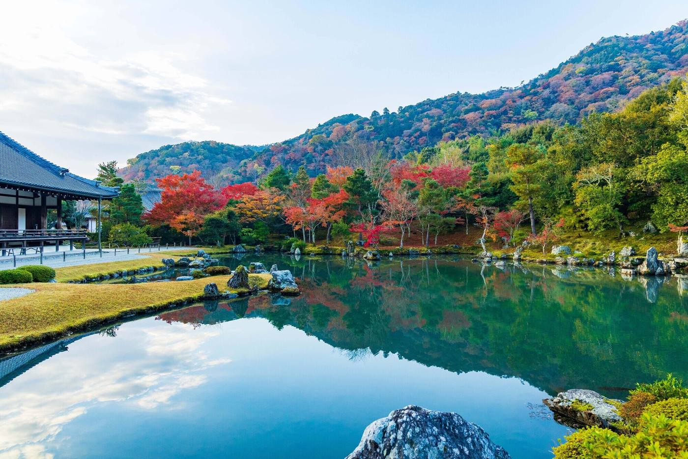 京都嵯峨嵐山の秋　世界遺産　紅葉の天龍寺　曹源池庭園