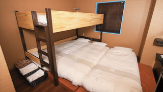 スタンダードルーム ベッド4台 禁煙 (お酒飲み放題、軽食無料)