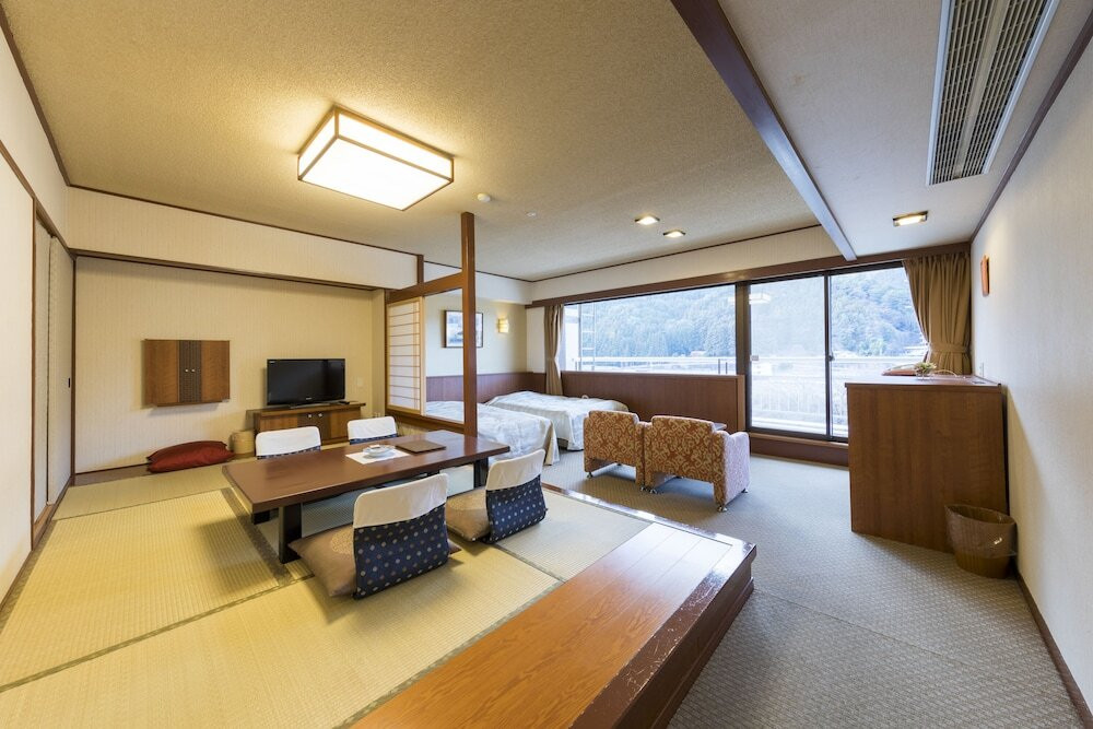 東京から約2時間!自然豊かな鬼怒川温泉の冬でもOKなプール♪4253713