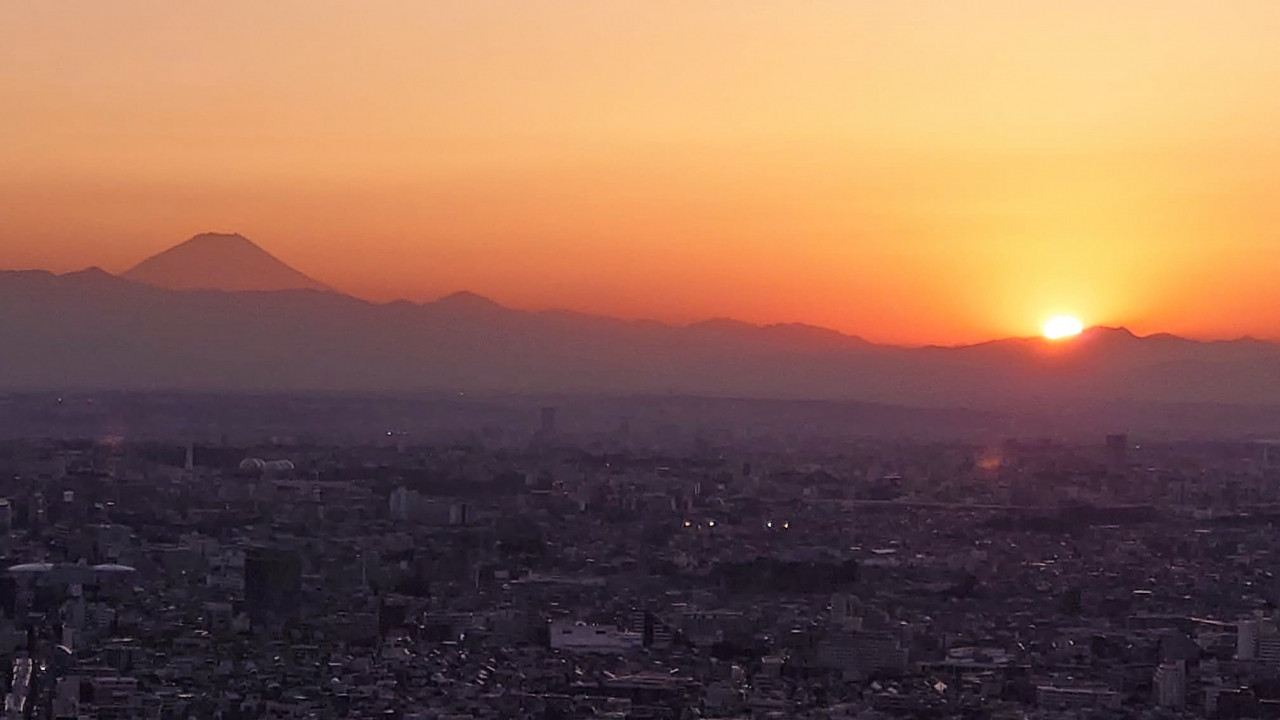 沈む夕陽と富士山