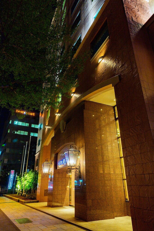 施設の正面 (日没後)