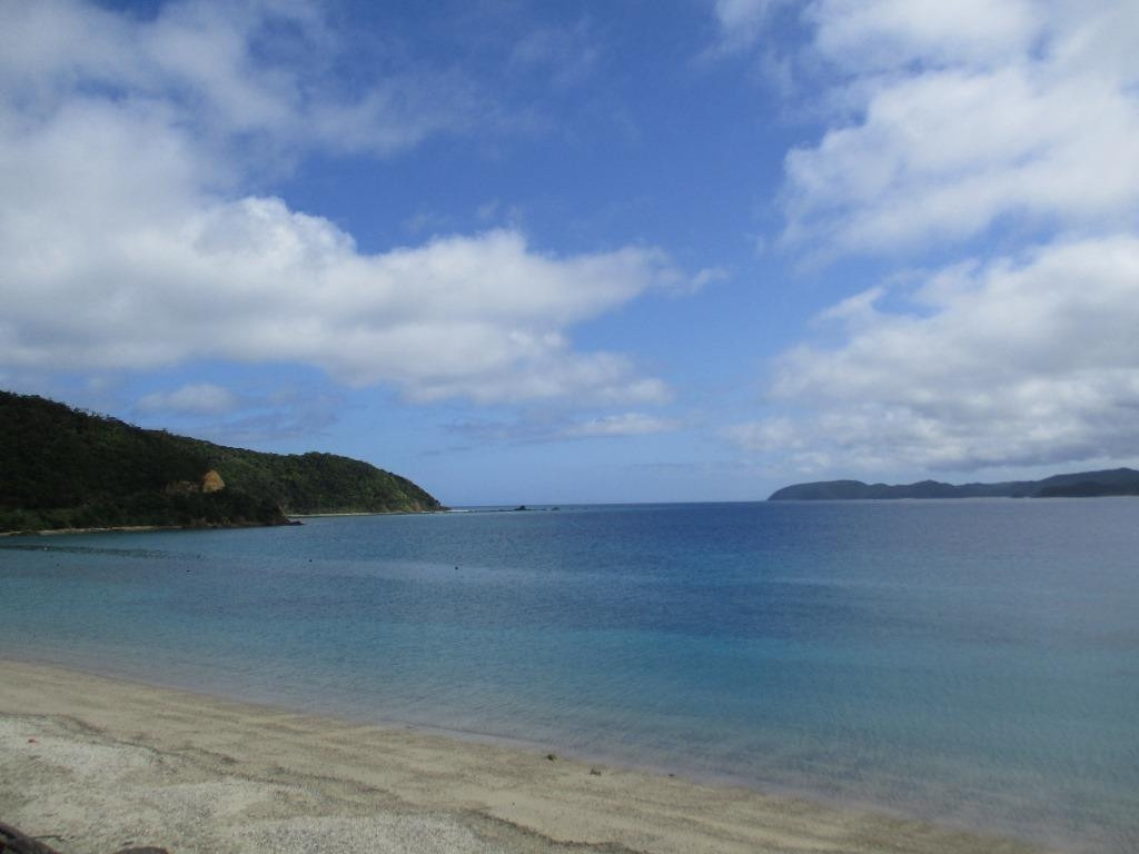 ホテル横の道を下ったところにある紺碧の海と白い砂浜