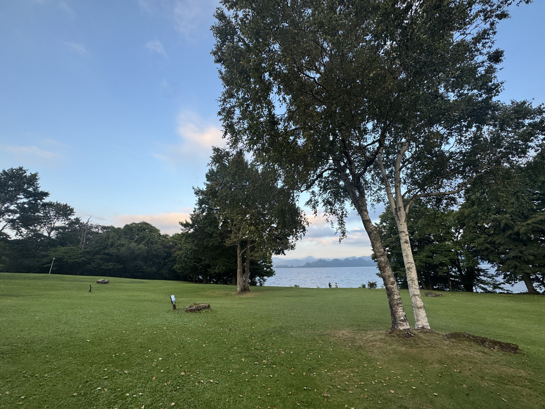 中庭から十和田湖の湖畔まで歩いて行けます。