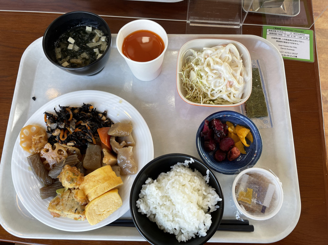 朝食バイキング。カレーもあり。