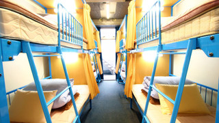 バンクベッド4台(計8ベッド)プライベートルーム共用バスルーム