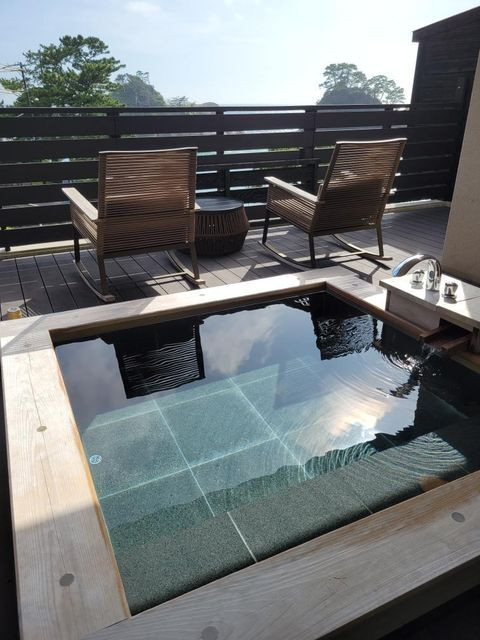 ゆったりとした広さのある、客室の温泉露天風呂(一例)。お湯の温度は調節可能で、好みの温かさでゆっくりと入浴できる / 1