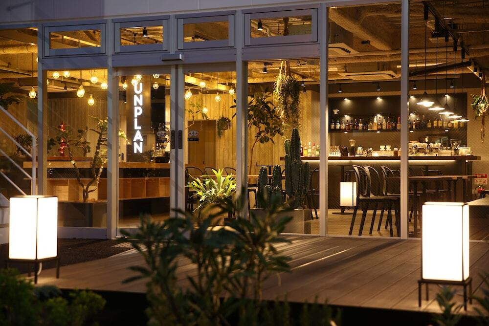 施設の正面 (日没後)