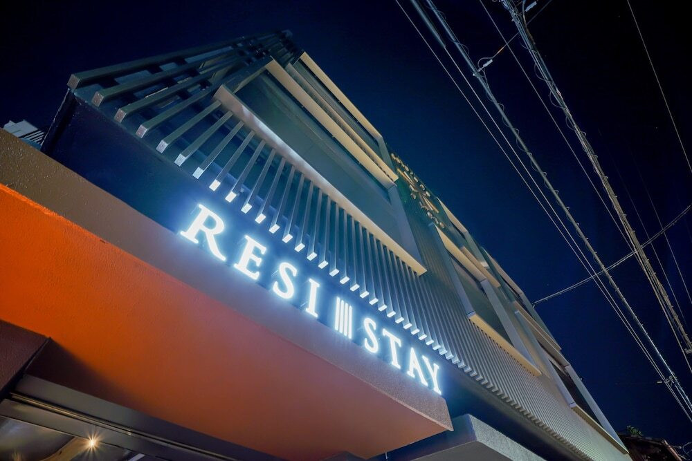 施設の正面 (日没後)