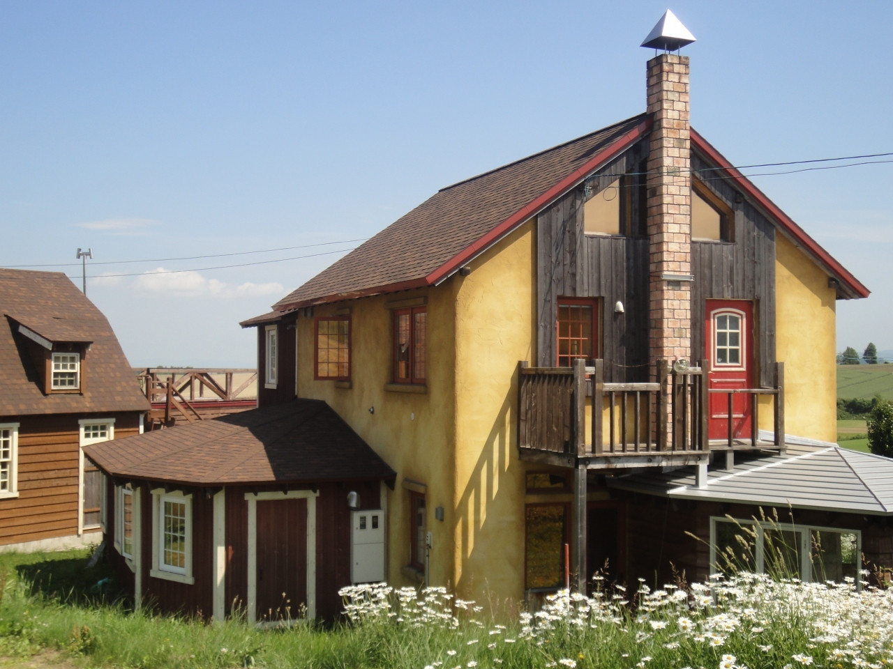 丘に佇むコテージ876972