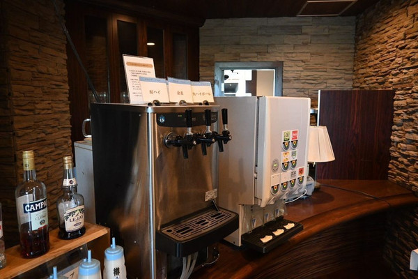 ドリンクコーナーにあるビール―サーバーでビールも飲み放題 / 1