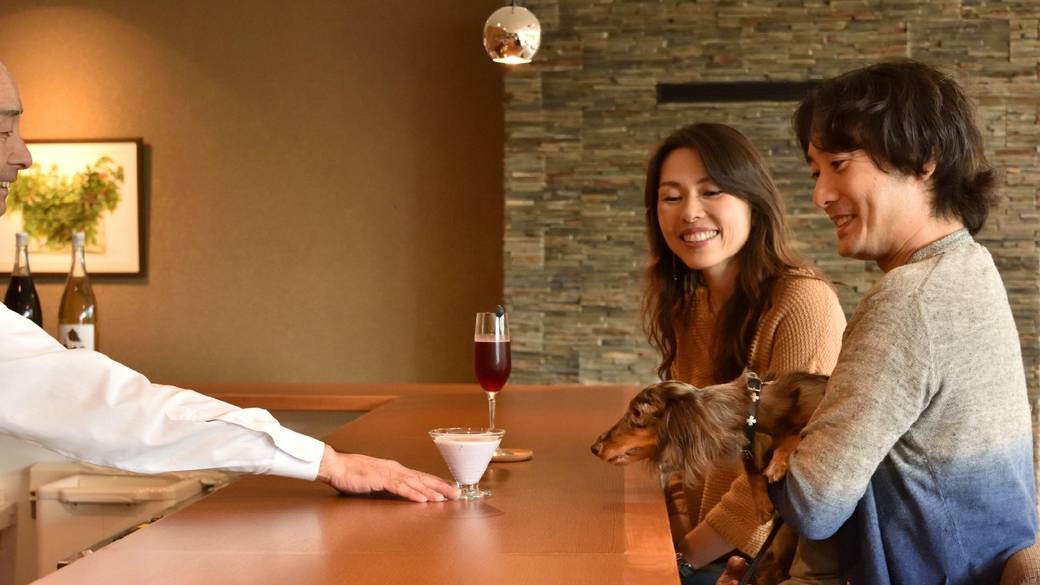 ラウンジで
のんびり過ごす夜 / 3