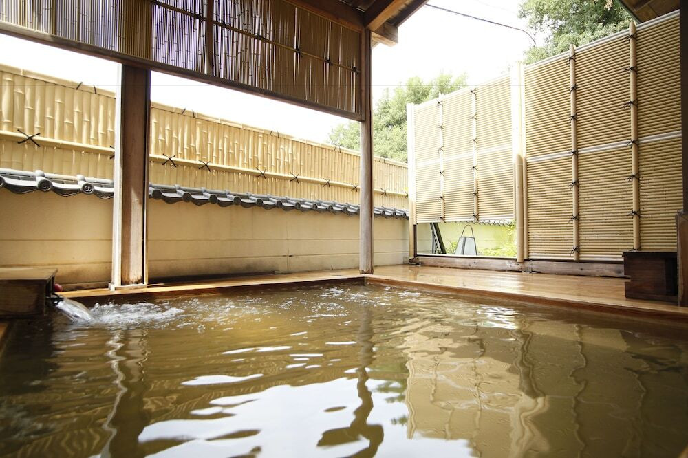 「別邸水の星」1階　温泉露天風呂付特別室　古代檜温泉露天風呂