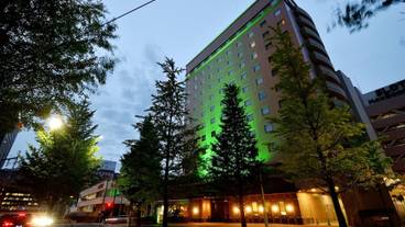 施設の正面 (日没後) / 3