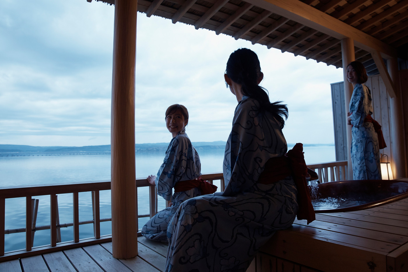 露天風呂 浴衣の女性達