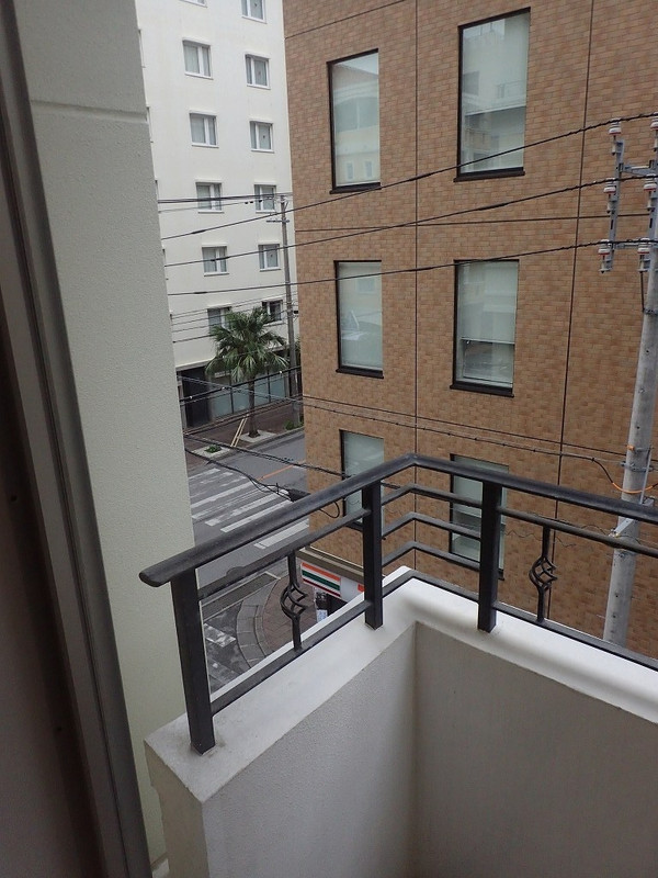 窓から外は見えるので、眺望に窮屈感はない