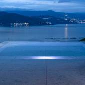 時間を旅する宿 海のはな（静岡県 旅館）：「離れ 海いろ別邸」のゲスト専用の貸切露天風呂。海や空と一体化したような気分になれる極上空間。 / 2