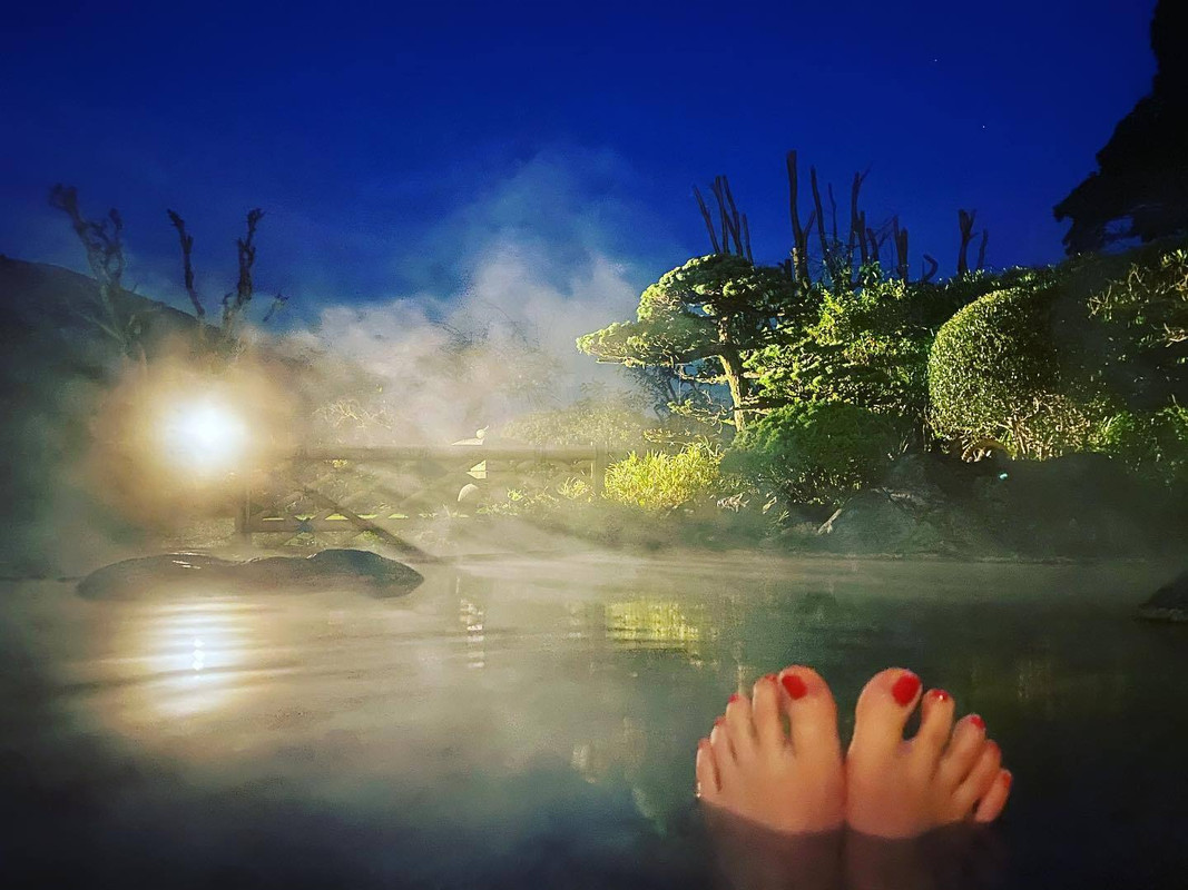 開放的な展望露天風呂。晴れた夜は、星空を眺めながらの湯浴みを楽しめます。 / 1