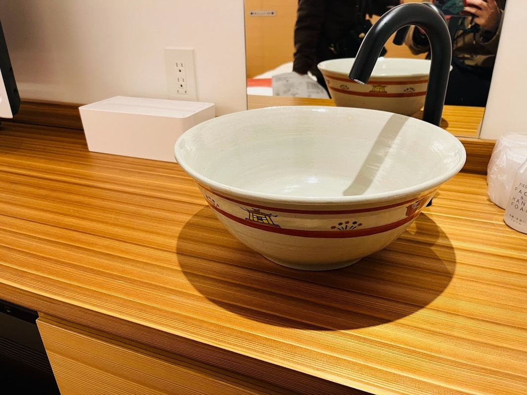 赤膚(あかはだ)焼のシンク。手洗い場が独立しているので、朝の忙しい時間帯には重宝します。 / 3