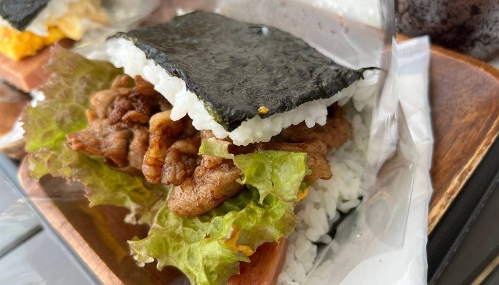 「ポーエッグ」の名物おにぎり / 2