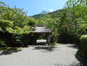 「亀の井別荘」 その他 112969908 正面の茅葺門