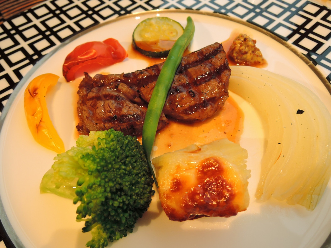 夕食　牛フィレ肉のグリル