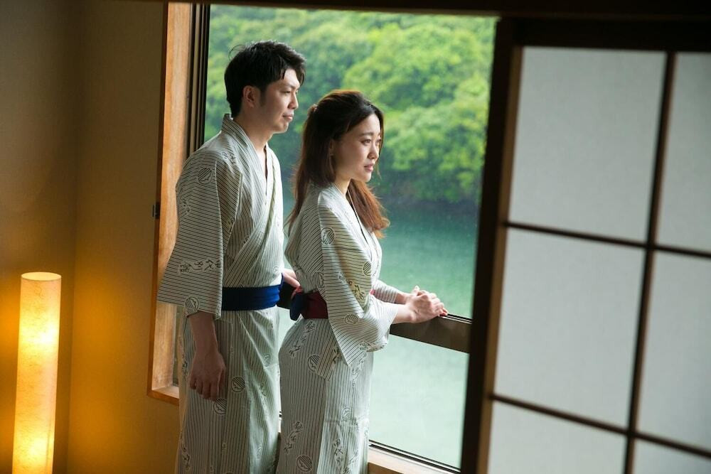 ヒスイ色の宮之浦川がすぐそば4082905