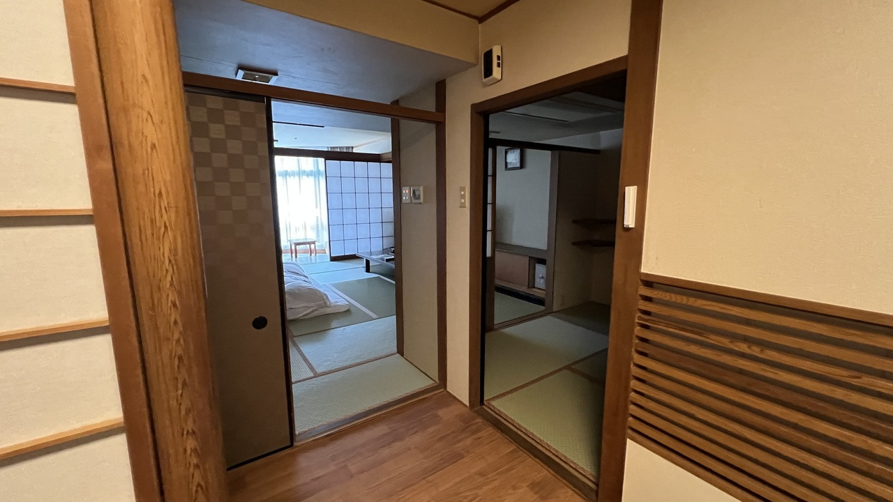 今回の部屋は、二間の和室。川側の部屋です。