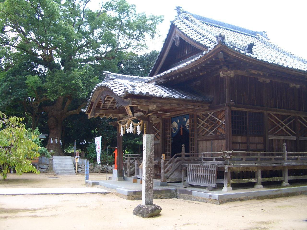 源氏物語に「松浦なる鏡の神」として登場！2990768
