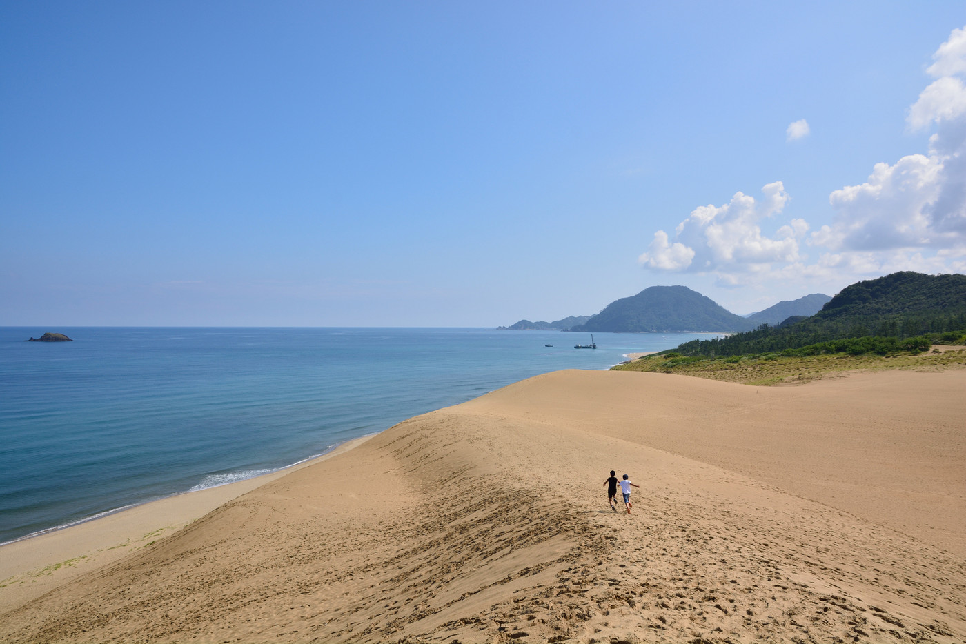 鳥取砂丘・馬の背を走る2人の少年