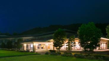 施設の正面 (日没後) / 2