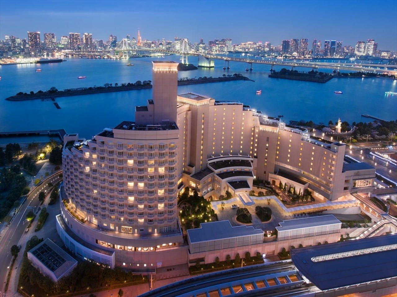 東京湾の夜景を見渡すロマンチックなホテル2366920