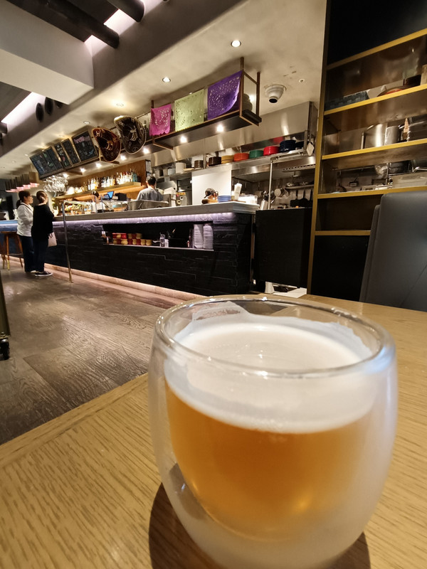 カフェラウンジでビールサービスあり